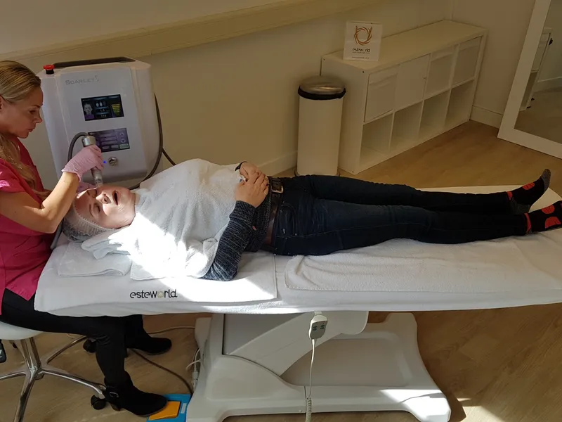 Scarlet-S RF: Strakkere huid, kleinere poriën en een frissere uitstraling